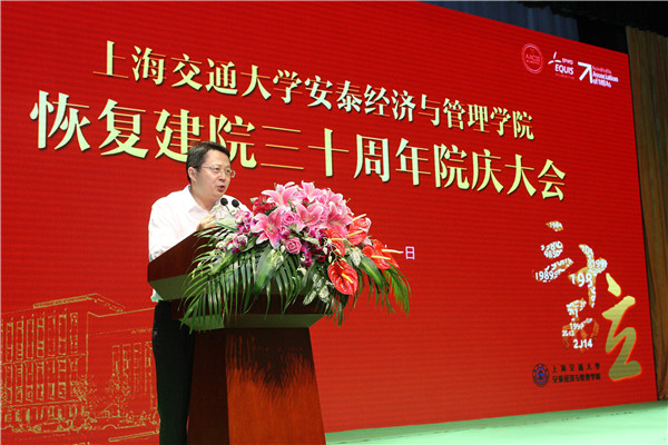 校友代表1997届博士校友、2013中国经济年度人物、渤海商品交易所董事长阎东升发言