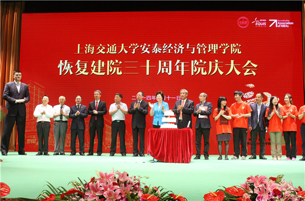 与会领导、嘉宾和校友们一起点燃三十周年生日蛋糕