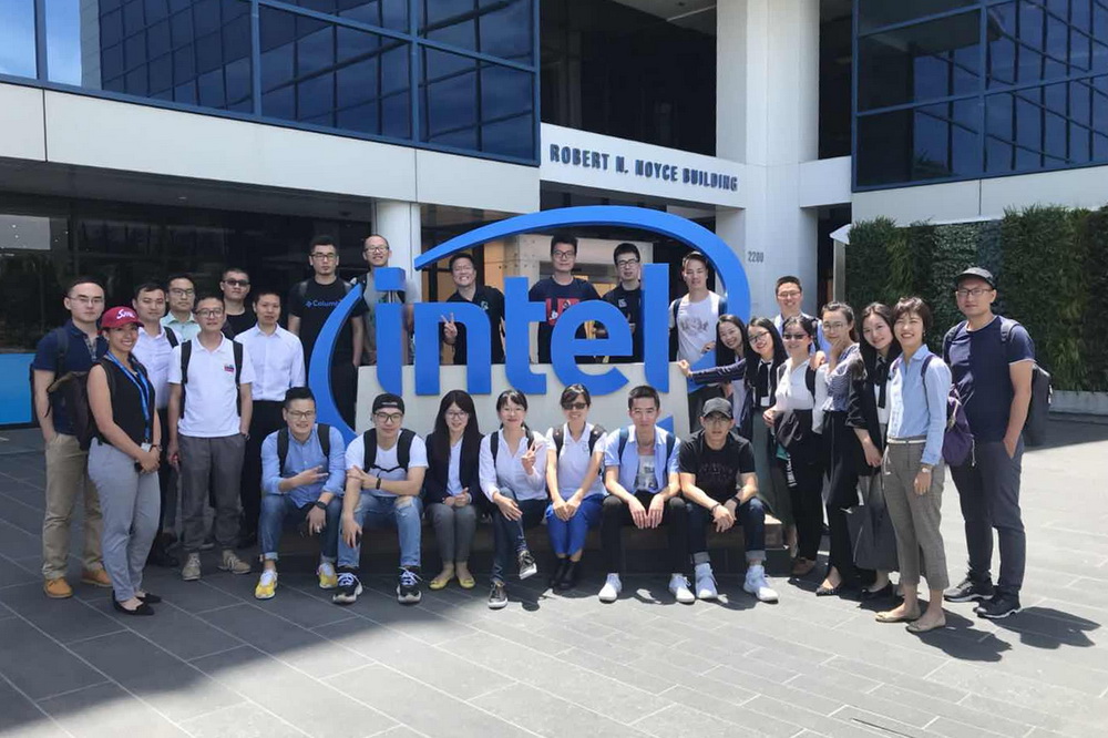 CLGO17级学生在英特尔公司门前合影留念