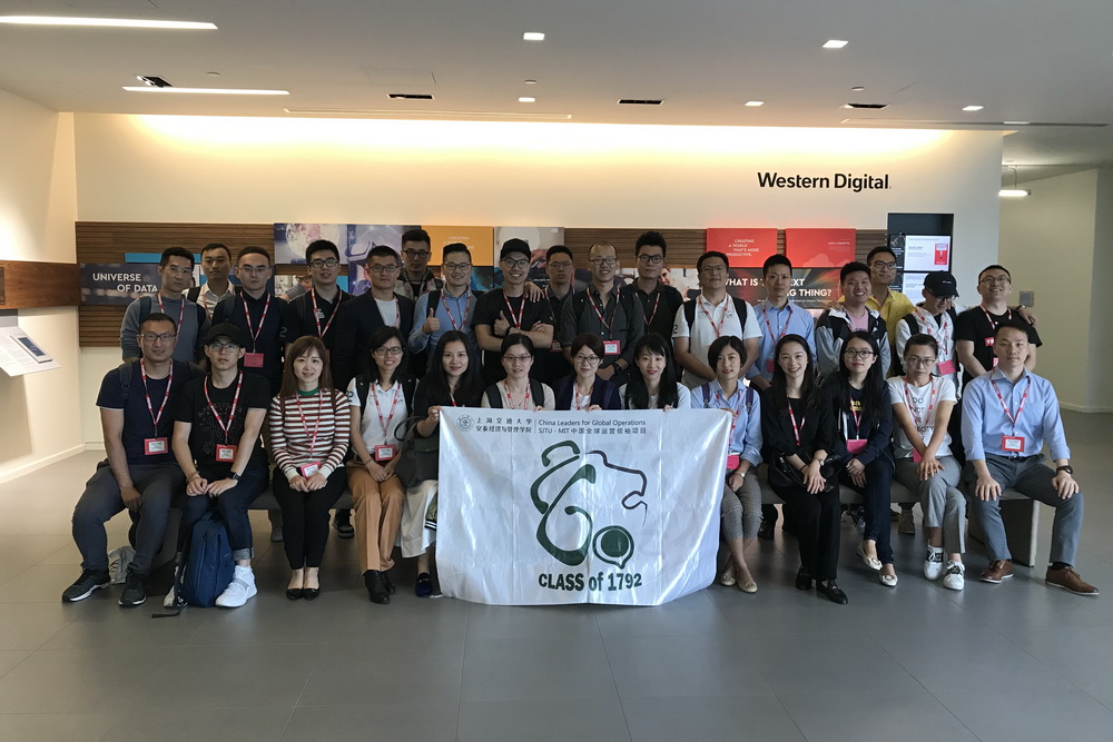 CLGO17级学生在西部数据公司合影留念