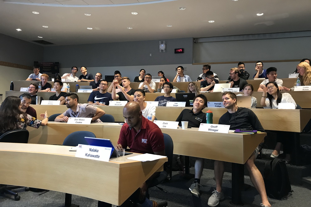 CLGO17级学生与LGO学生一起在运营管理课程上讨论