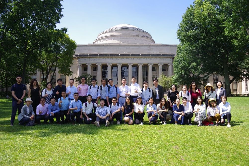 2018级CLGO学生在麻省理工学院主楼前合影留念