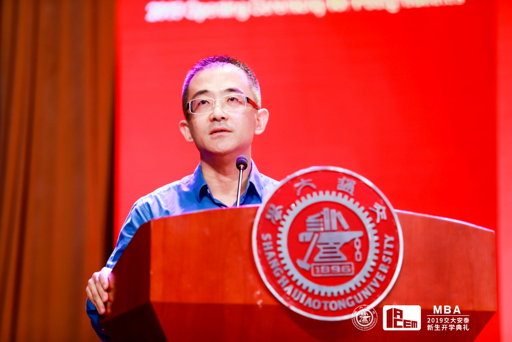 上海交通大学2000级MBA校友、大众点评创始人、点亮基金创始合伙人龙伟先生作为校友代表发言