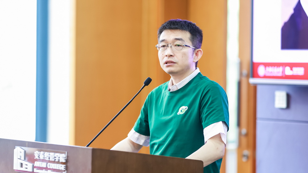 CLGO项目学术主任、交大学生创新中心党总支书记熊振华书记致辞